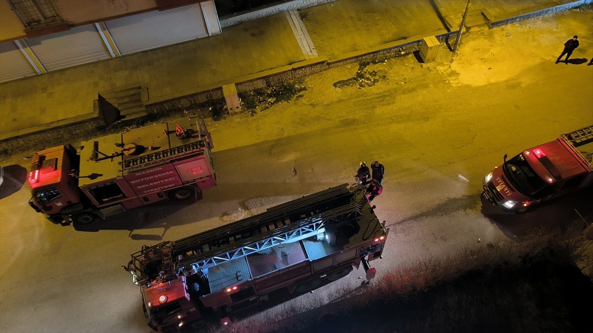 Mardin'in Nusaybin ilçesinde evde çıkan yangında 1'i bebek 4 kişi dumandan etkilendi.