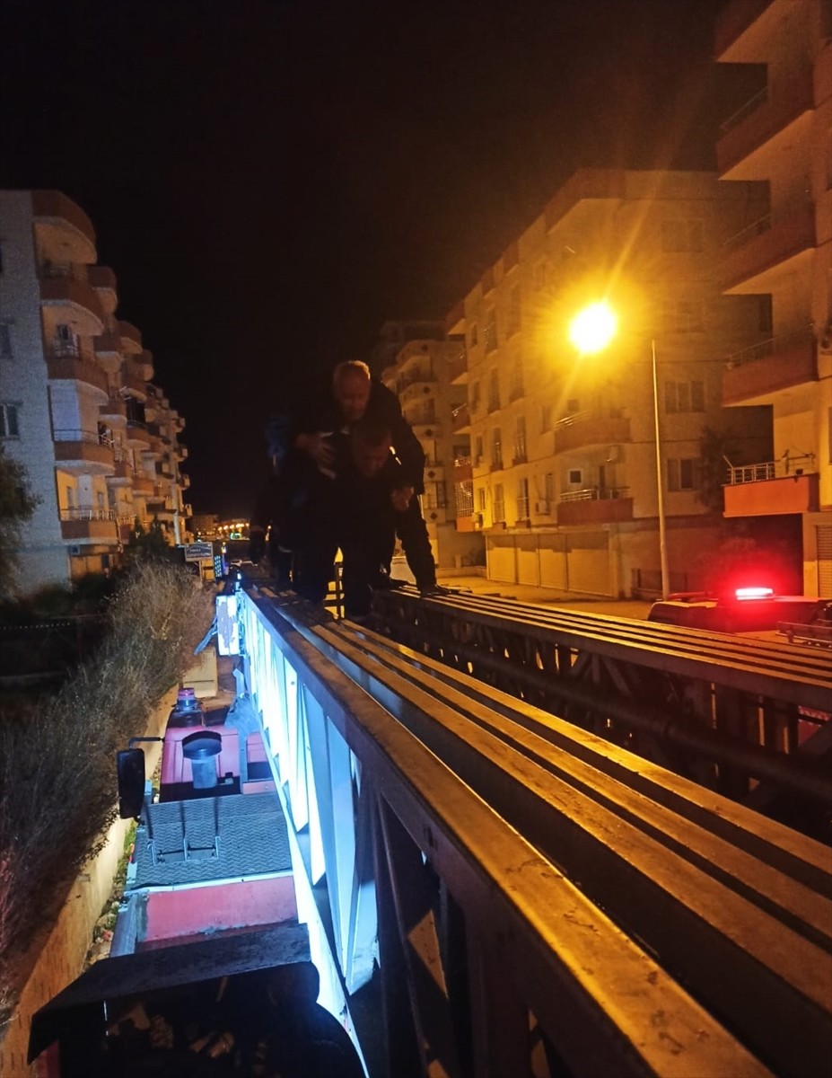 Mardin'in Nusaybin ilçesinde evde çıkan yangında 1'i bebek 4 kişi dumandan etkilendi.