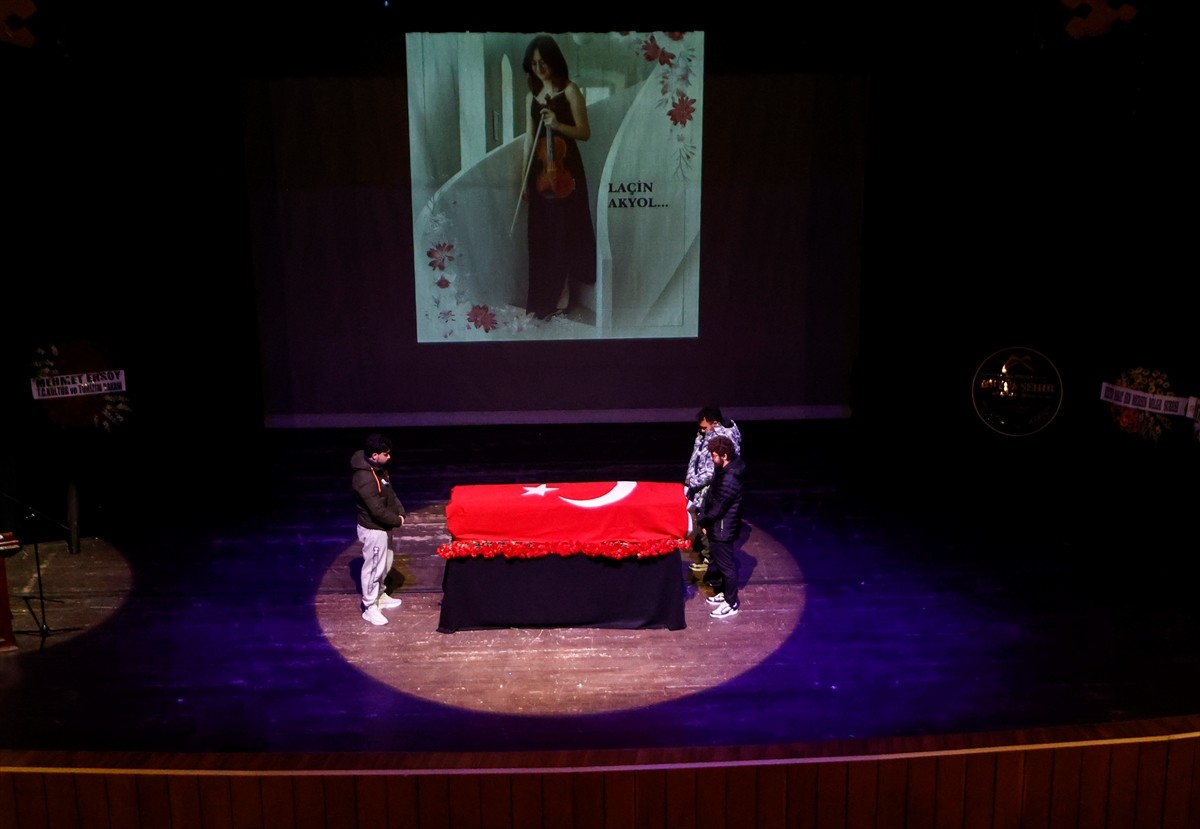 Mersin'de yolun karşısına geçerken otomobilin çarpması sonucu yaralanan ve tedavi gördüğü...