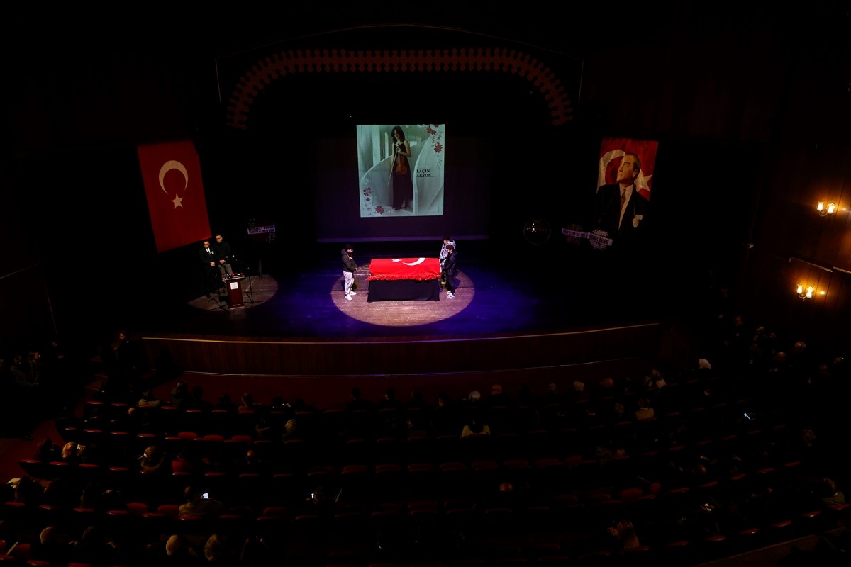 Mersin'de yolun karşısına geçerken otomobilin çarpması sonucu yaralanan ve tedavi gördüğü...