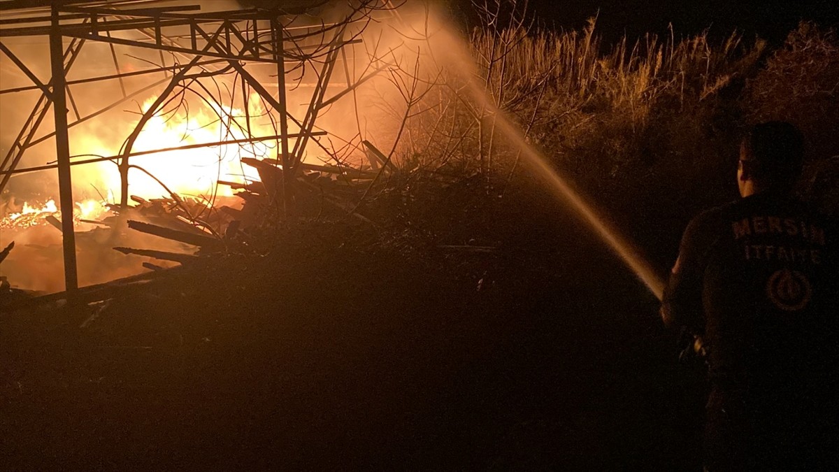 Mersin'in Erdemli ilçesinde boş çiftlik evinde çıkan yangın söndürüldü. Çevredekilerin ihbarı...