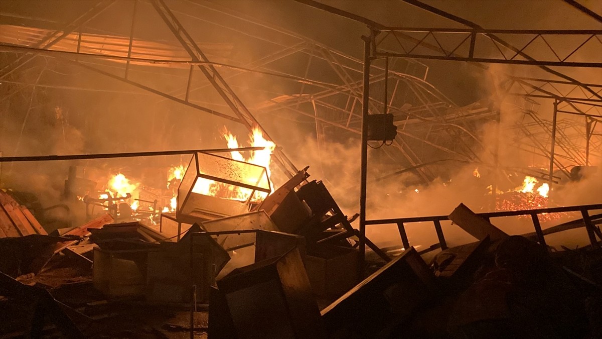 Mersin'in Erdemli ilçesinde boş çiftlik evinde çıkan yangın söndürüldü. Çevredekilerin ihbarı...