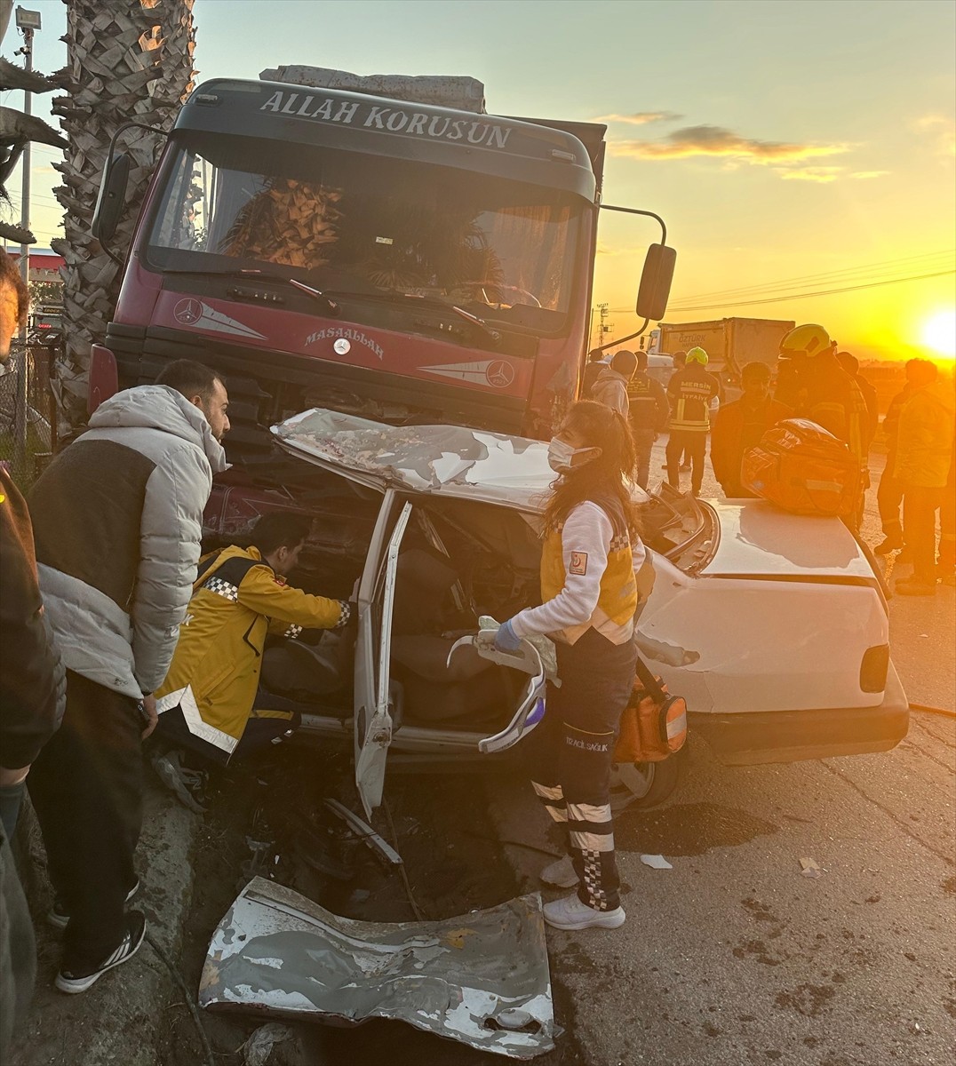 Mersin'in Tarsus ilçesinde kamyonla çarpışan otomobilin sürücüsü yaşamını yitirdi.