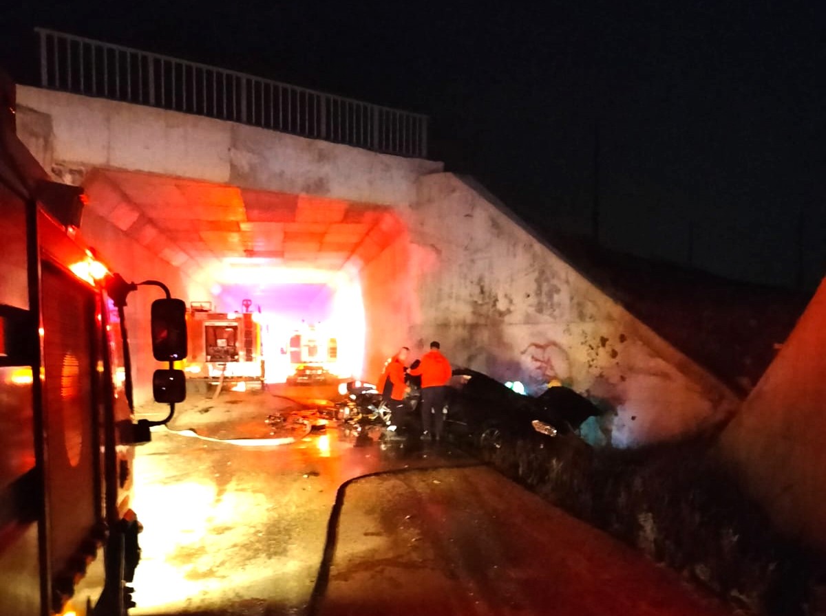 Mersin'in Tarsus ilçesinde otomobilin üst geçitten düşmesi sonucu 2 kişi yaralandı.