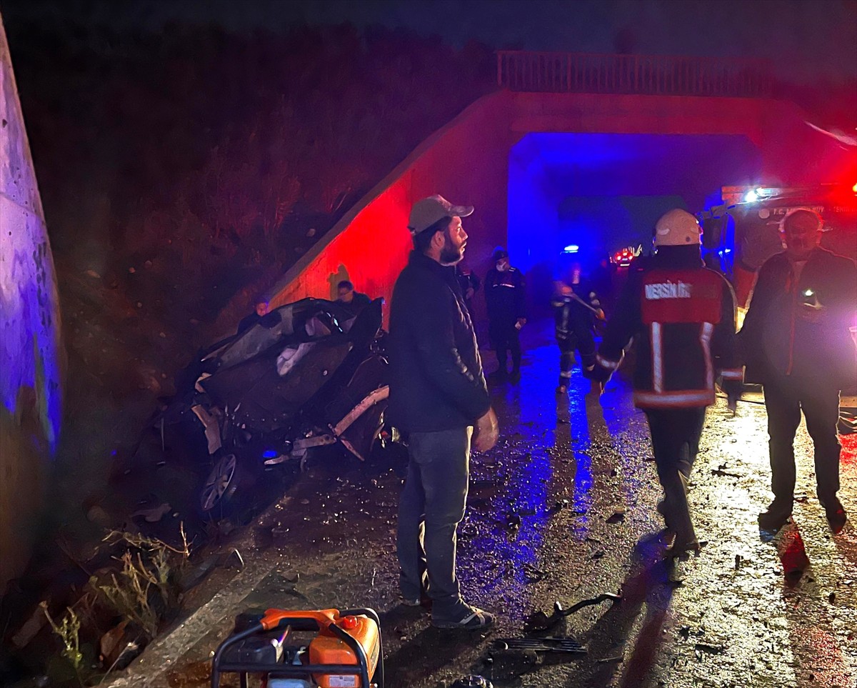 Mersin'in Tarsus ilçesinde otomobilin üst geçitten düşmesi sonucu 2 kişi yaralandı.