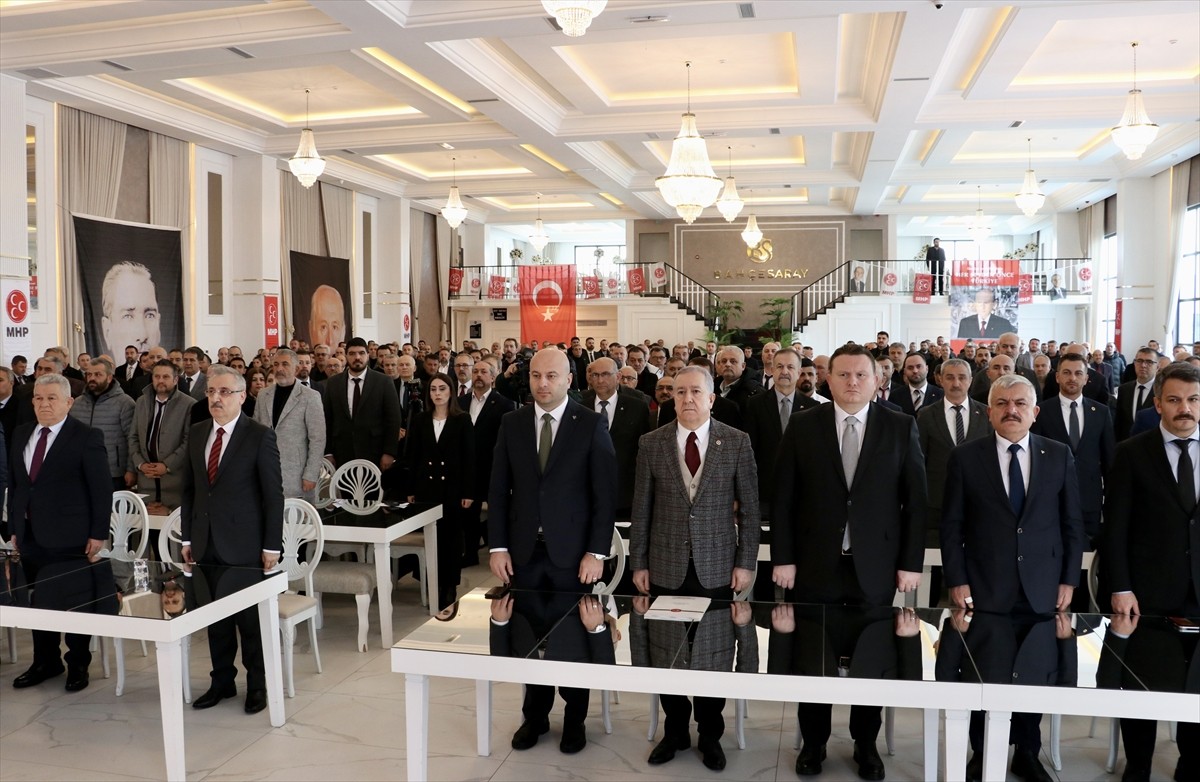 MHP Genel Başkan Yardımcısı Sadir Durmaz (ortada), Sakarya'da düzenlenen "Belediye Meclis Üyeleri...