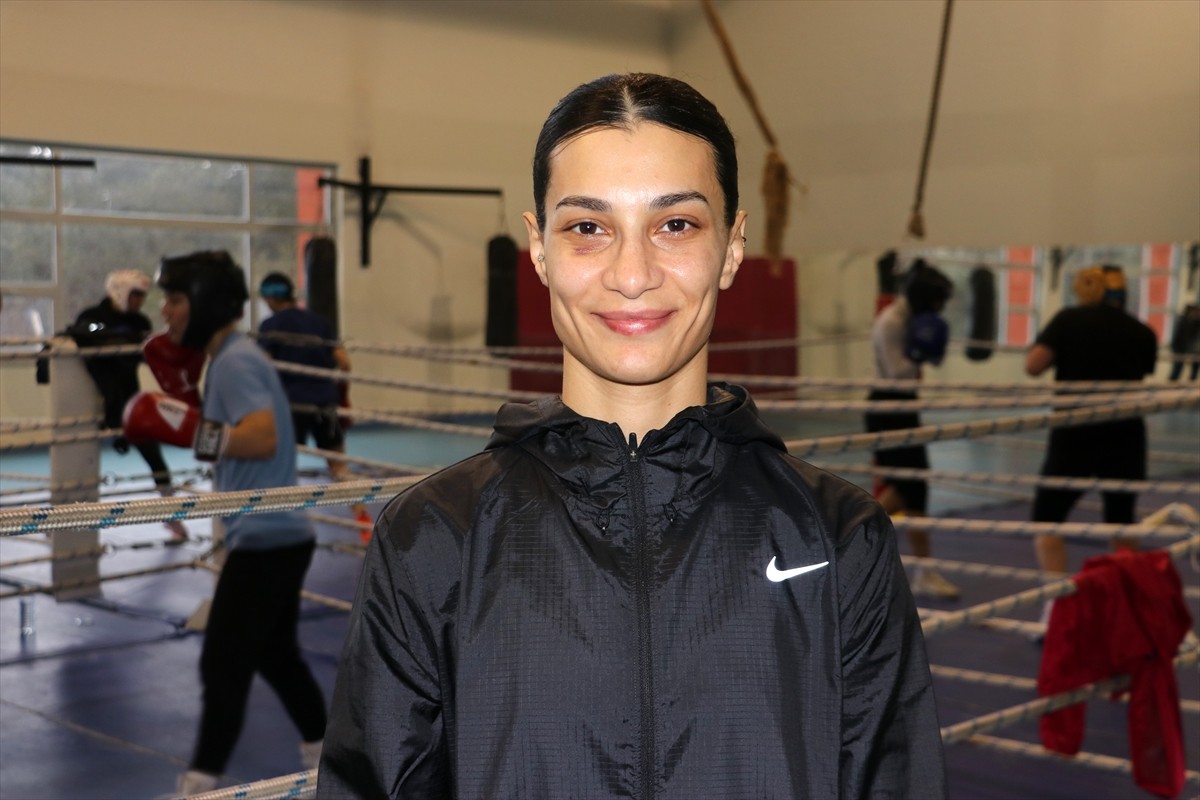 Milli boksör Ayşen Taşkın, kariyerinin ilk dünya şampiyonluğuna ulaşmak için yumruklarını...