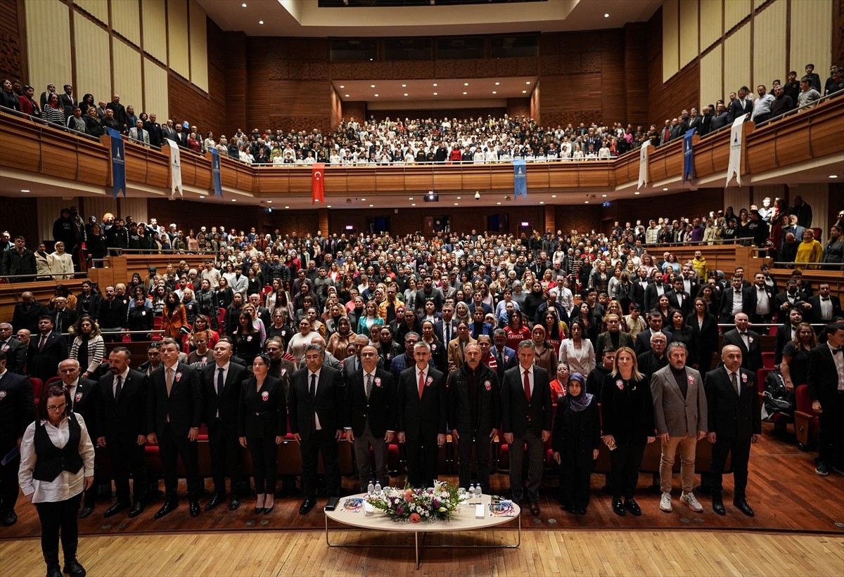 Milli Eğitim Bakan Yardımcısı Nazif Yılmaz, İzmir'in Konak ilçesindeki Ahmed Adnan Saygun Sanat...