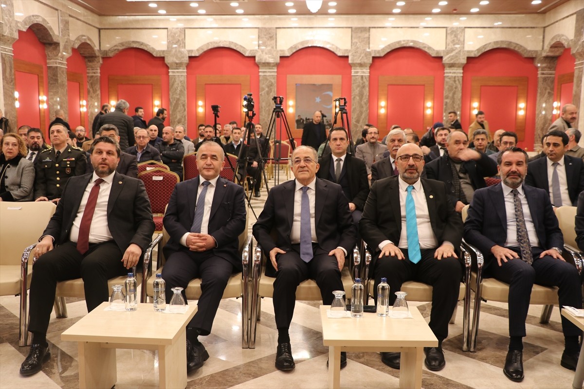 Milli Savunma Bakan Yardımcısı Şuay Alpay (ortada), Elazığ Organize Sanayi Bölgesi Konferans...