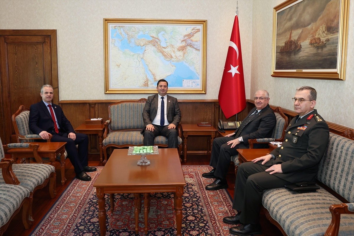 Milli Savunma Bakanı Yaşar Güler, Kosova'nın Mamuşa Belediye Başkanı Abdülhadi Krasniç'i ve Kosova...