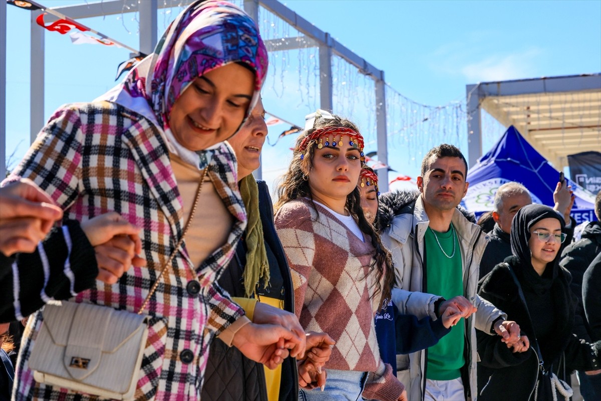 Muğla'da düzenlenen 7. Hamsi Şöleni'nde 5 ton balık pişirilerek vatandaşlara dağıtıldı. Muğla...