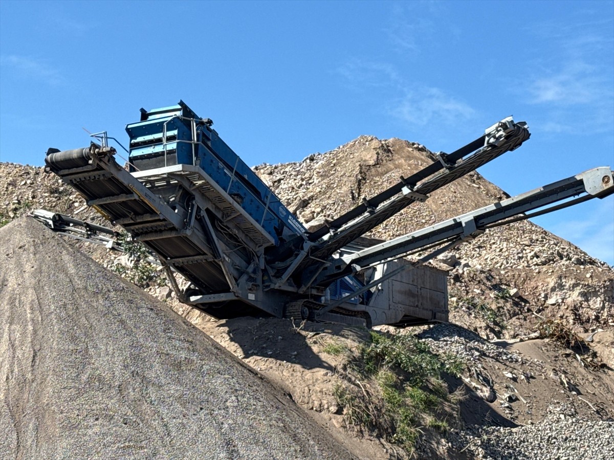 Muğla'nın Bodrum ilçesinde, mera alanında kaçak hafriyat faaliyeti yürüttüğü tespit edilen...