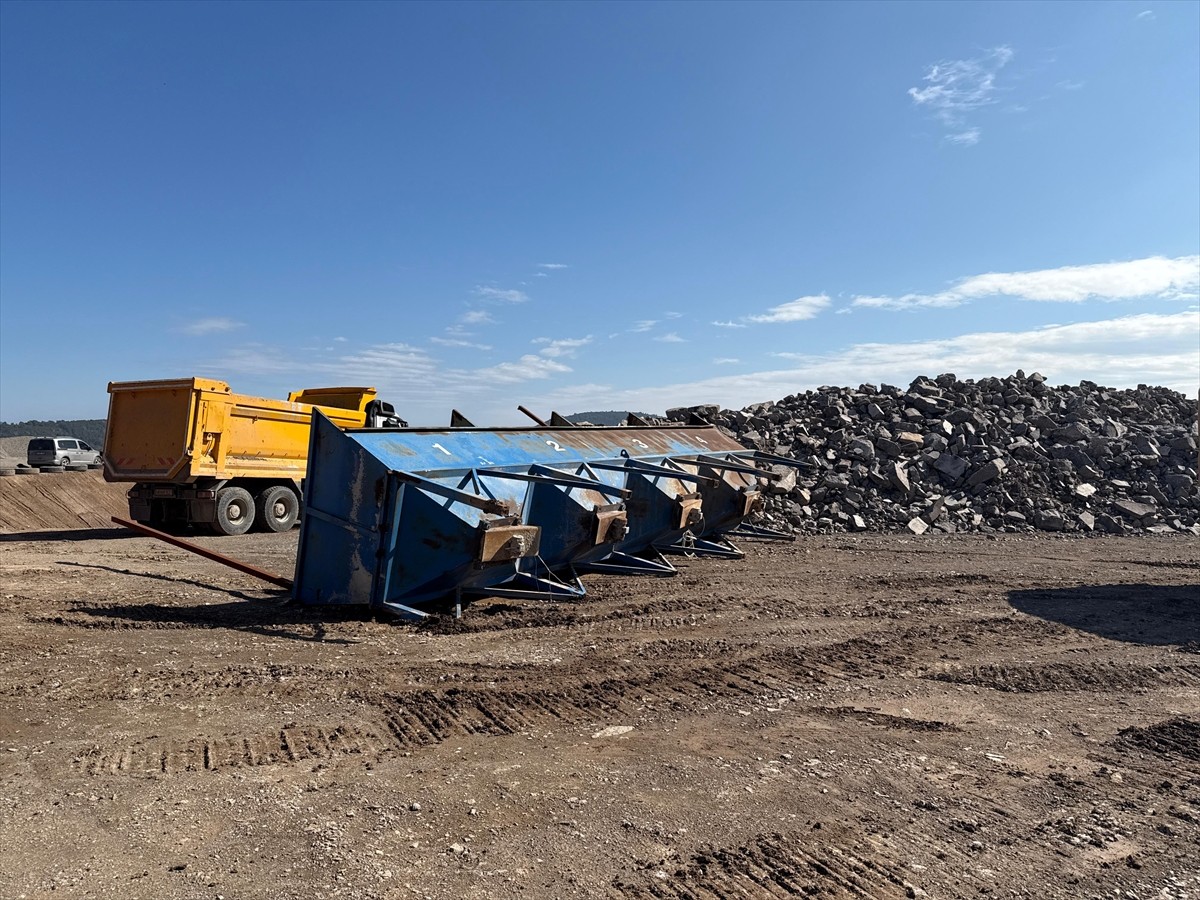 Muğla'nın Bodrum ilçesinde, mera alanında kaçak hafriyat faaliyeti yürüttüğü tespit edilen...