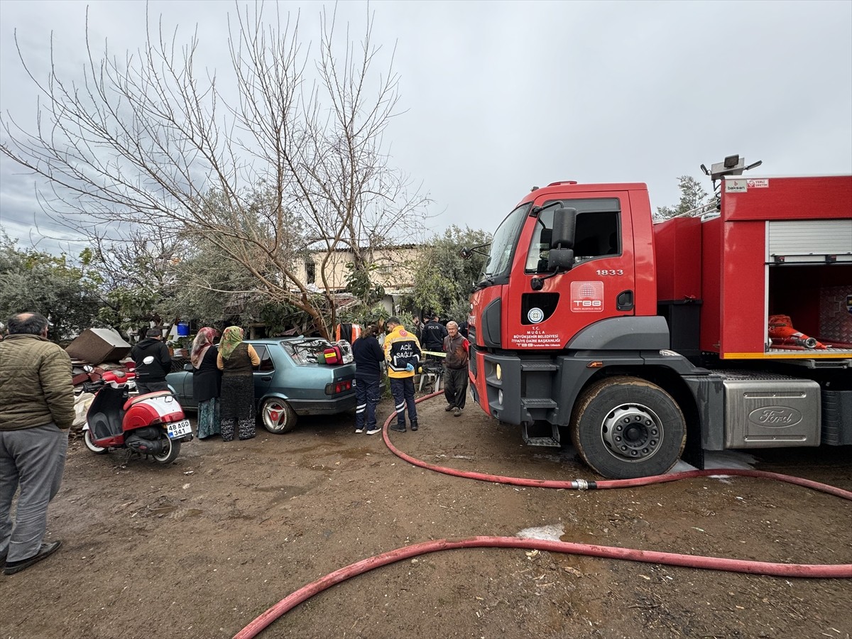 Muğla'nın Fethiye ilçesinde evde çıkan yangında bir kişi hayatını kaybetti. Yangın itfaiye...