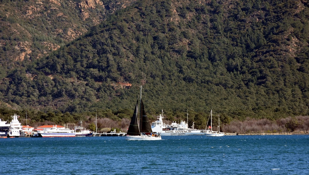 Muğla'nın Marmaris ilçesinde düzenlenen ve yatlarda sadece 3 yelkencinin bulunabileceği MIYC Trio...