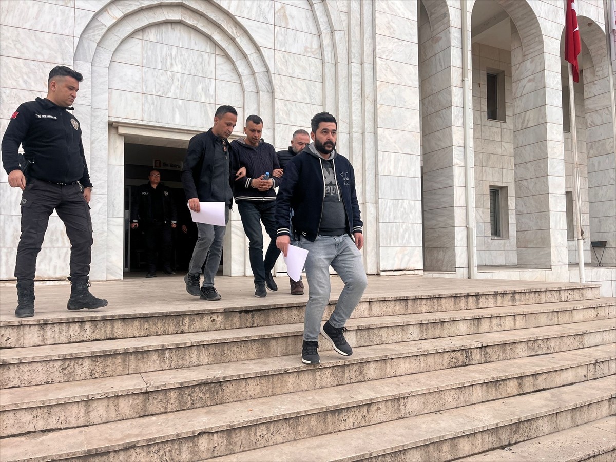 Muğla'nın Milas ilçesinde bir kişinin hayatını kaybettiği silahlı kavgaya ilişkin gözaltına alınan...