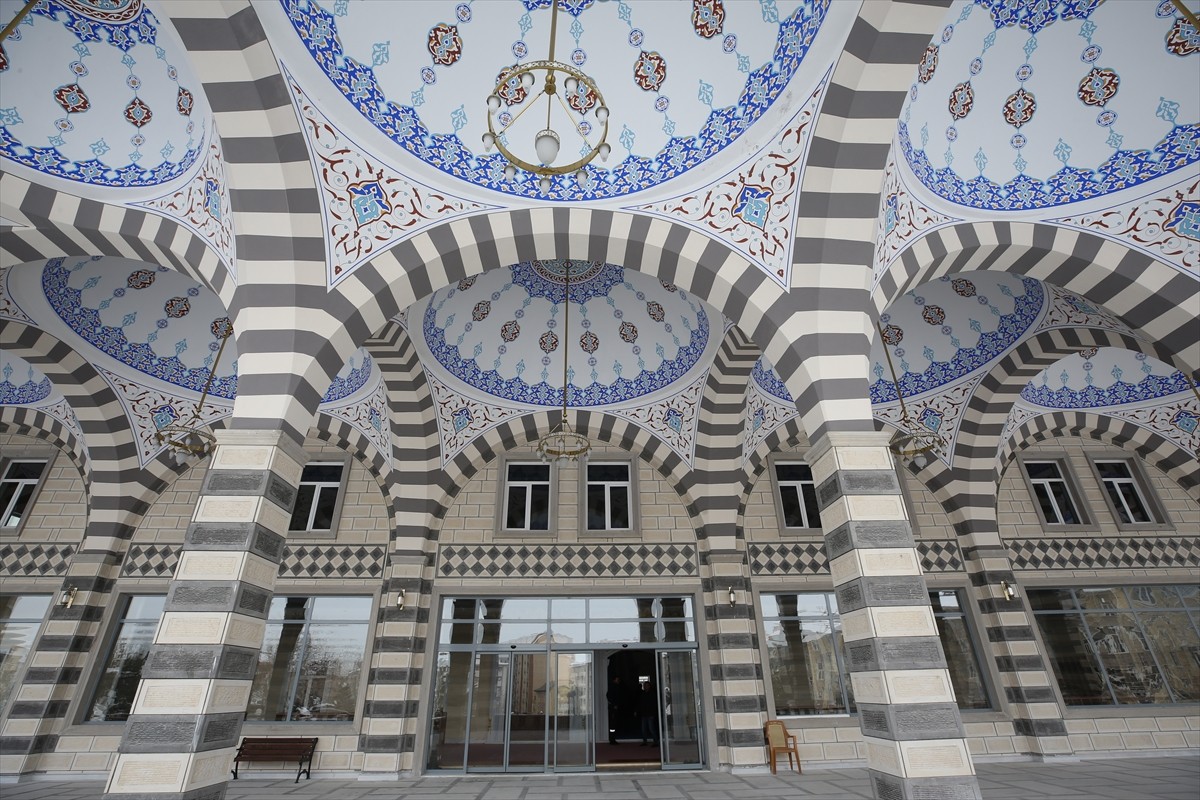 Muş'ta avlusuyla birlikte 12 bin kişinin aynı anda namaz kılabileceği İmam-ı Şafii Cami ibadete...