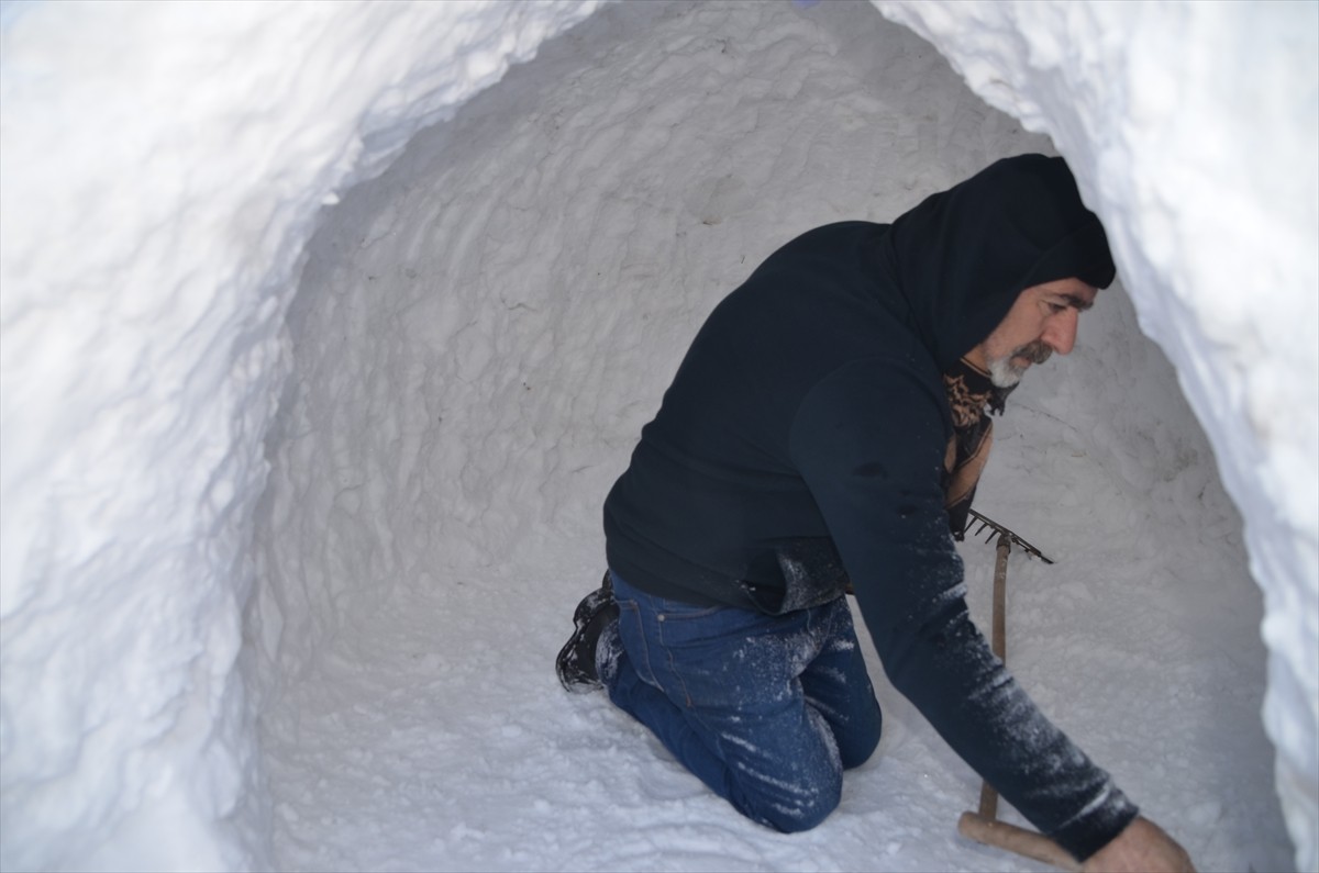 Muş'ta çay ocağı işleten Yılmaz Alak, iş yerinin önüne yaptığı igluda müşterilerine çay ikramında...