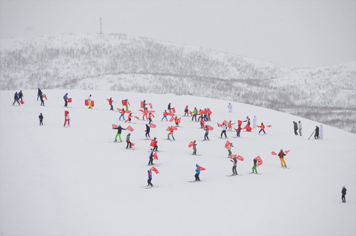 Muş'ta Güzeldağ Kayak Merkezi'nde düzenlenen kar festivali, renkli görüntülere sahne oldu....