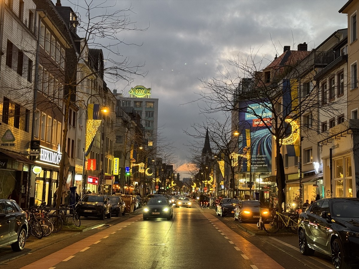 Müslümanların yoğun olarak yaşadığı Almanya'da bazı caddeler ramazana özel olarak süslenip...