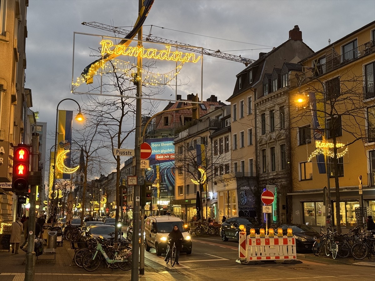 Müslümanların yoğun olarak yaşadığı Almanya'da bazı caddeler ramazana özel olarak süslenip...