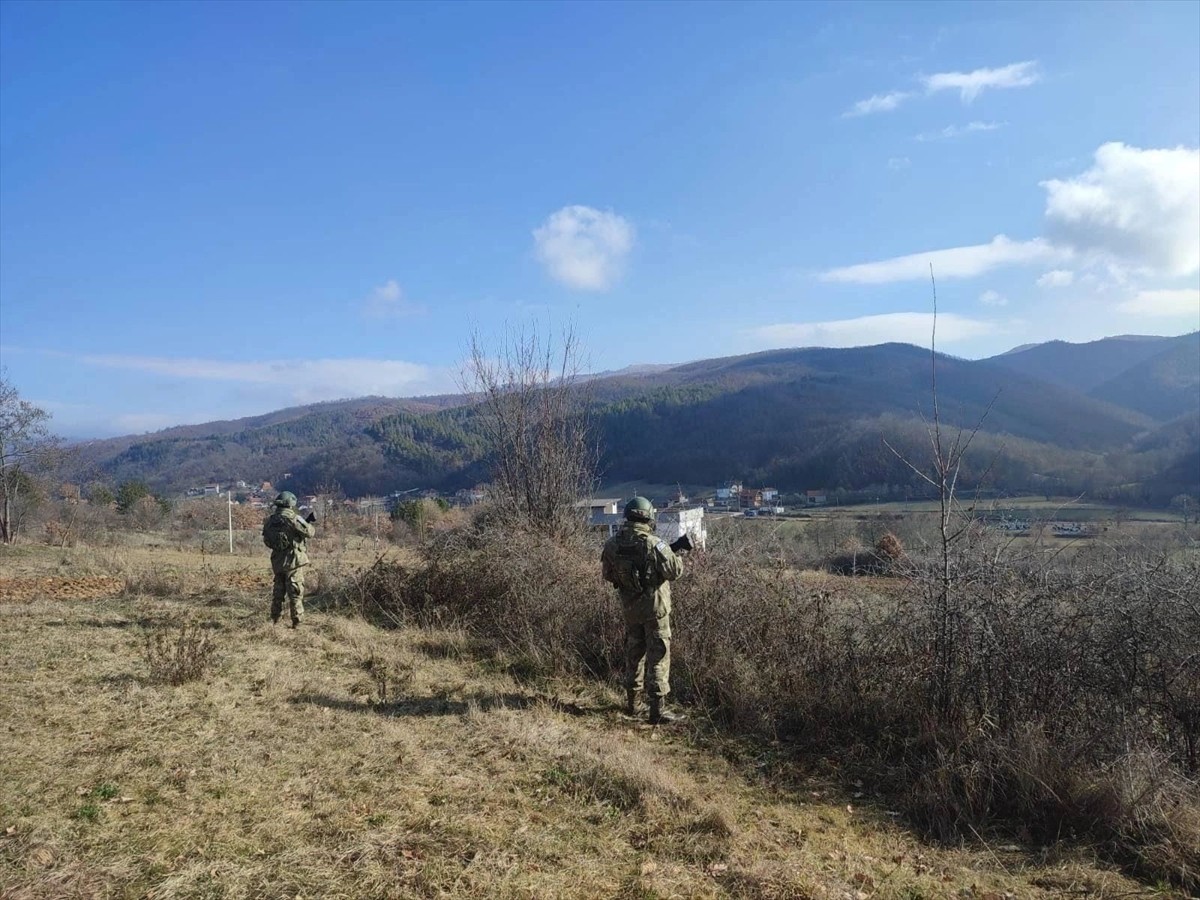 NATO'nun Kosova'daki Barış Gücü (KFOR) bünyesinde görevli Türk askeri, Kosova genelinde güvenliği...