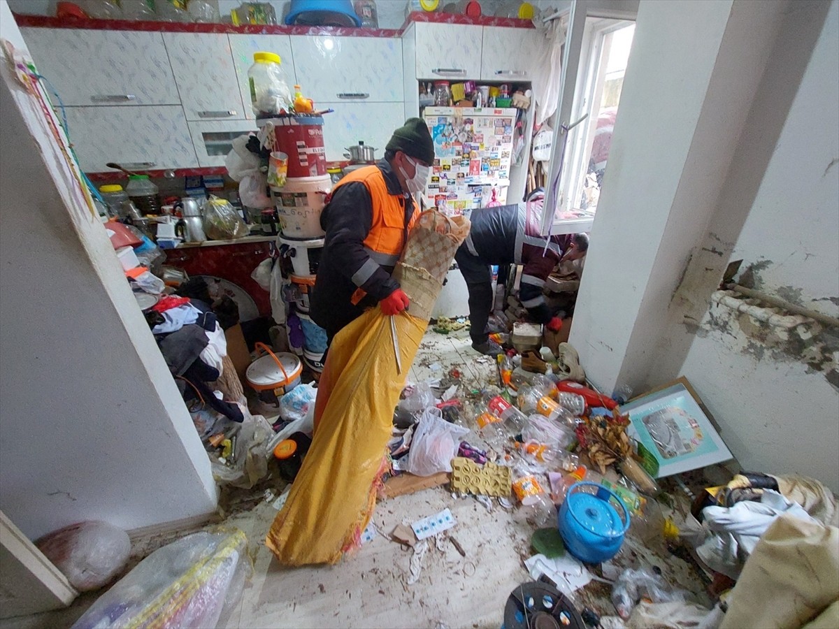 Ordu'nun Altınordu ilçesinde bir evden 10 kamyonet çöp çıkarıldı.