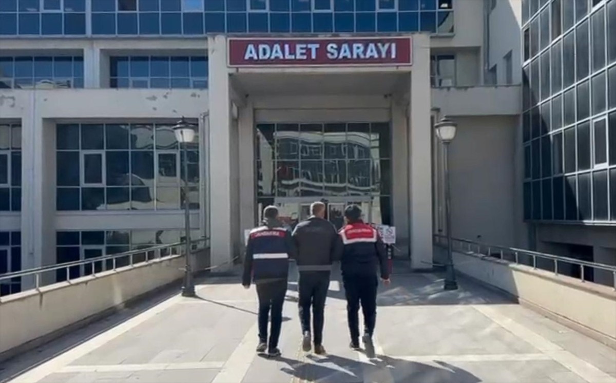 Osmaniye'de terör örgütü DEAŞ üyesi olduğu gerekçesiyle gözaltına alınan Suriye uyruklu zanlı...