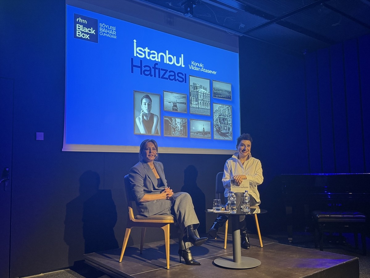  Oyuncu Vildan Atasever (solda), Türkiye İş Bankası Resim Heykel Müzesinin etkinlik mekanı...