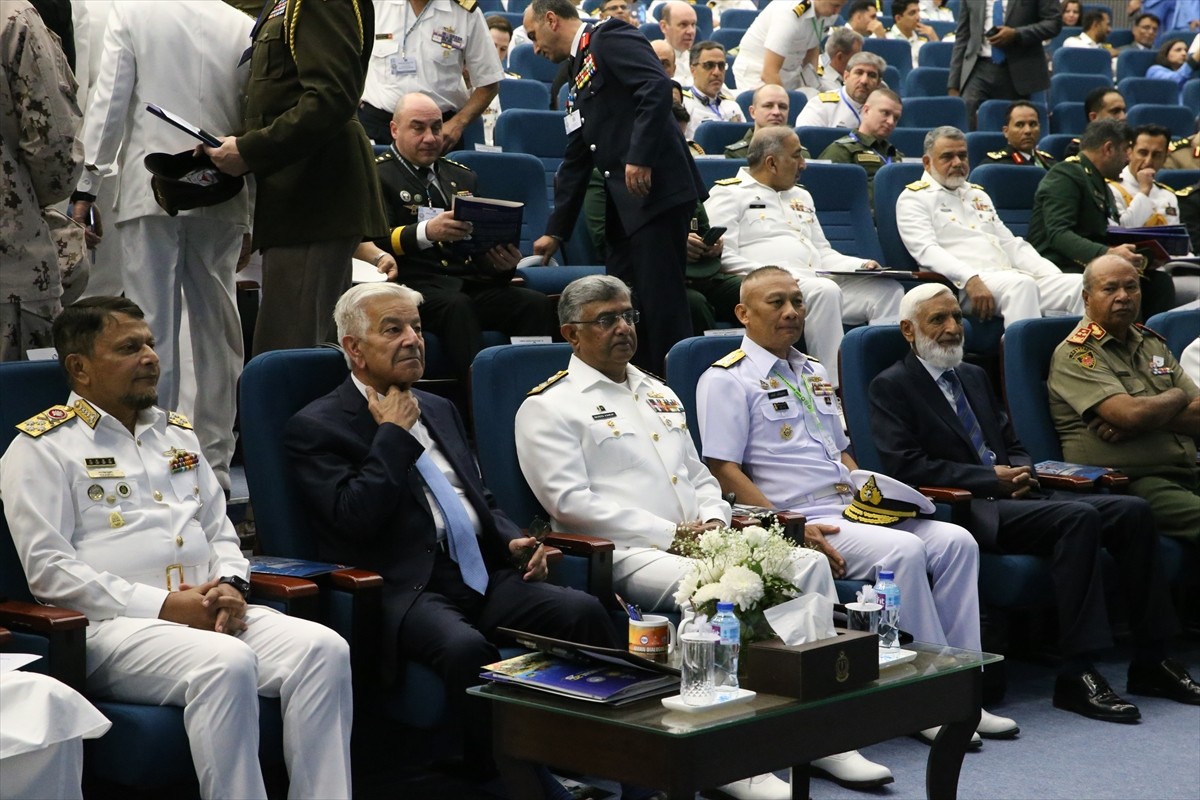 Pakistan'ın Karaçi kentinde, aralarında ABD ve Çin'in de bulunduğu 60'tan fazla ülkenin deniz...