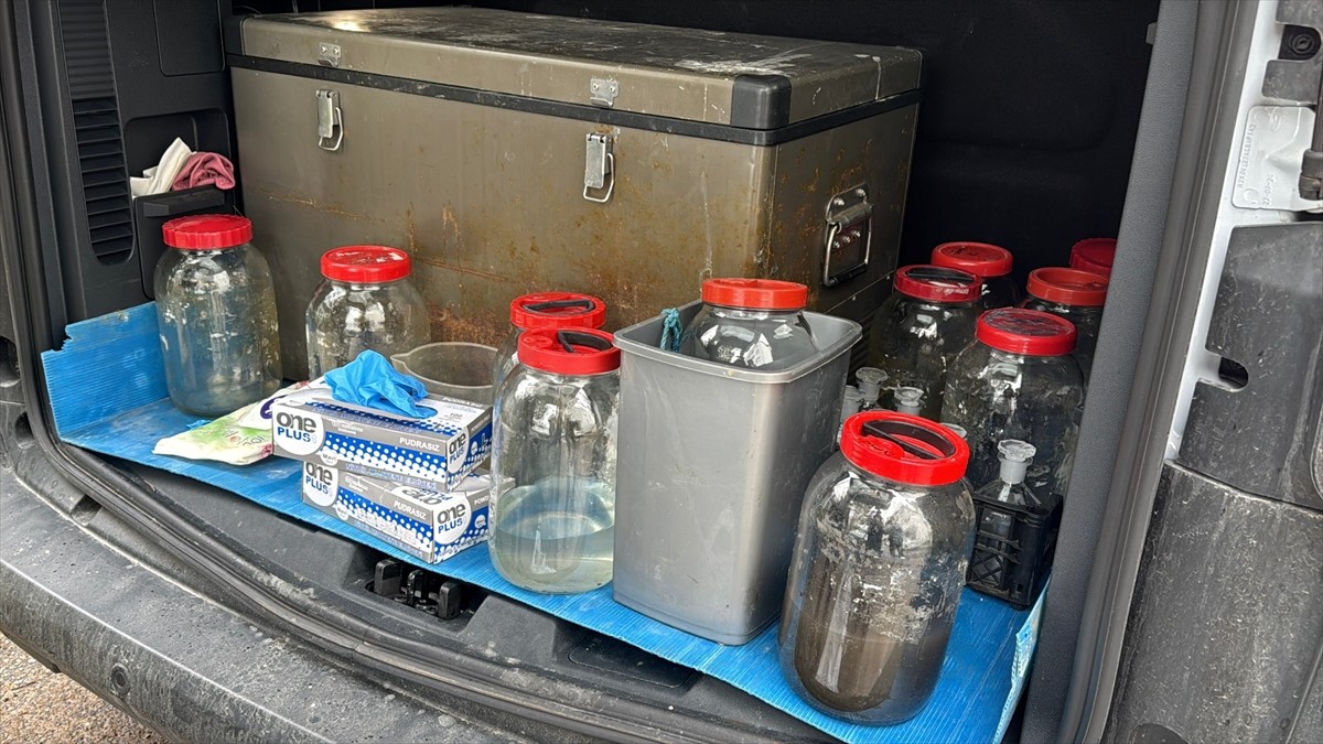 Pendik'te, bir iş yerinin çalışanlarınca rögara boşaltıldığı öne sürülen sıvıyla ilgili inceleme...