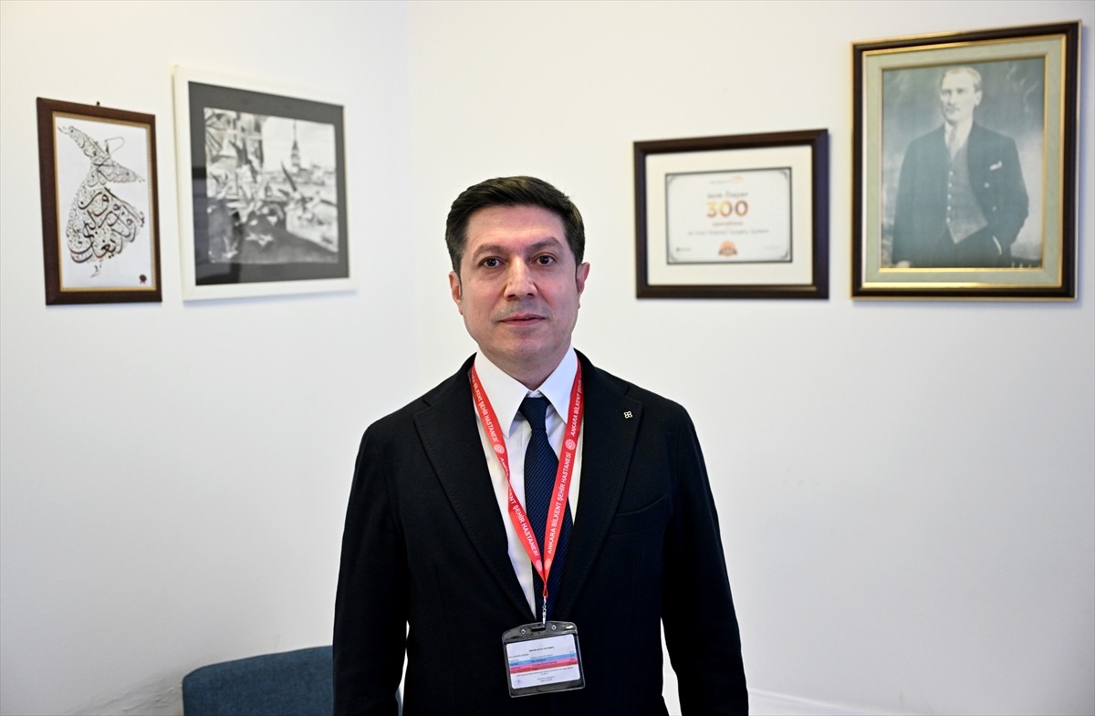 Prof. Dr. Asım Özayar, geliştirdikleri "askılama" yöntemiyle prostat kanseri cerrahisinde hem...