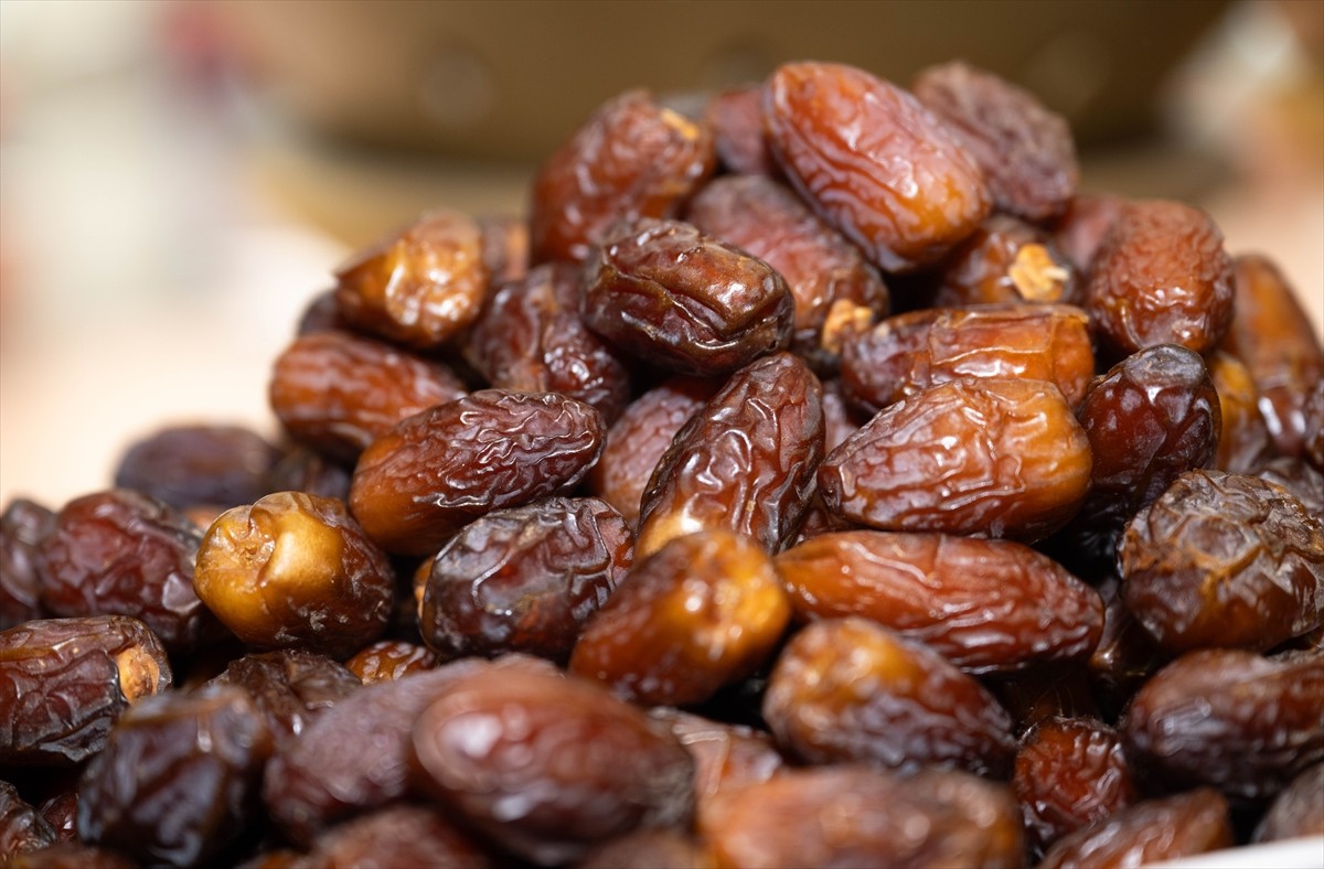 Ramazan ayının başlamasına sayılı günler kala iftar ve sahur sofralarının vazgeçilmezi hurma...