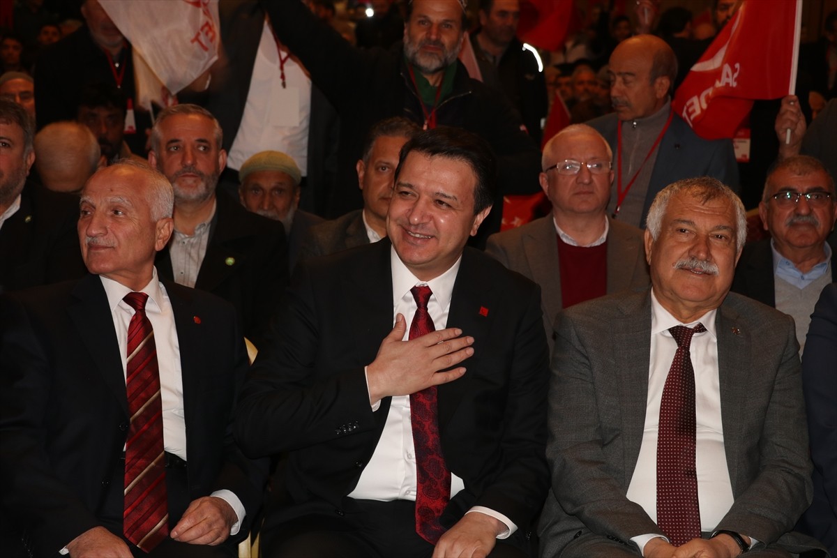 Saadet Partisi Genel Başkanı Mahmut Arıkan (ortada), partisinin Yüreğir Kültür Merkezi’nde...