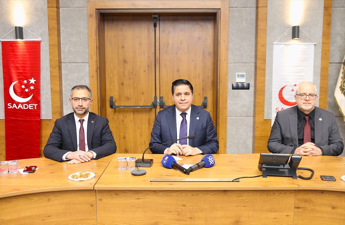 Saadet Partisi Grup Başkanvekili Bülent Kaya, Diyarbakır'da partisince düzenlenen "Sivil Toplum ve...