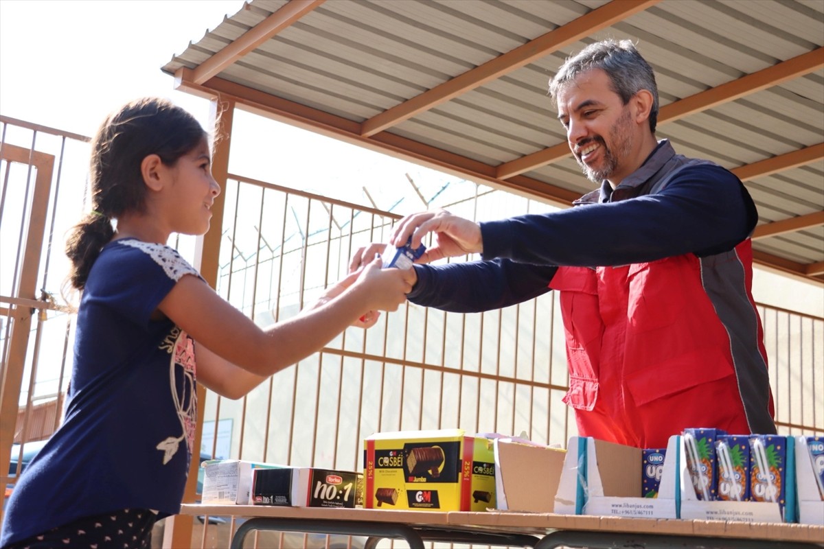 Sadakataşı Derneği, ramazanın ilk günlerinde Lübnan ve Suriye'de mülteci kamplarında yaşayan 900...