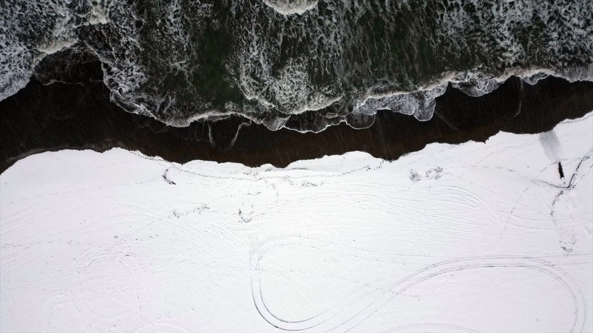 Sakarya'nın Karadeniz'e sahili olan Karasu ilçesi kar nedeniyle beyaza büründü.