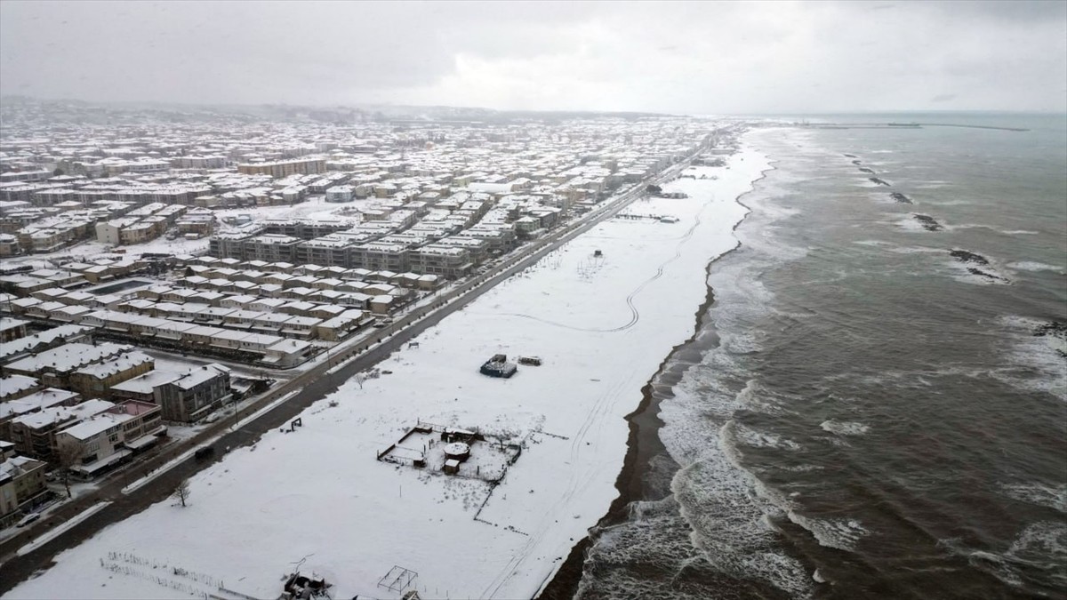 Sakarya'nın Karadeniz'e sahili olan Karasu ilçesi kar nedeniyle beyaza büründü.