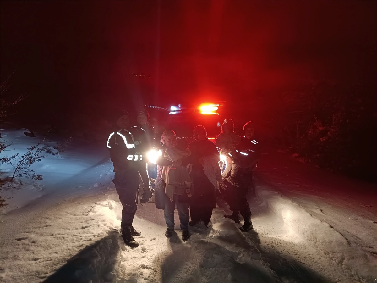 Sakarya'nın Pamukova ilçesinde kar yağışı ve olumsuz hava şartları nedeniyle orman yolunda mahsur...