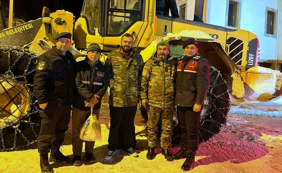 Sakarya'nın Pamukova ilçesindeki yaylada iki metreyi aşan kar nedeniyle mahsur kalan 3 kişi...