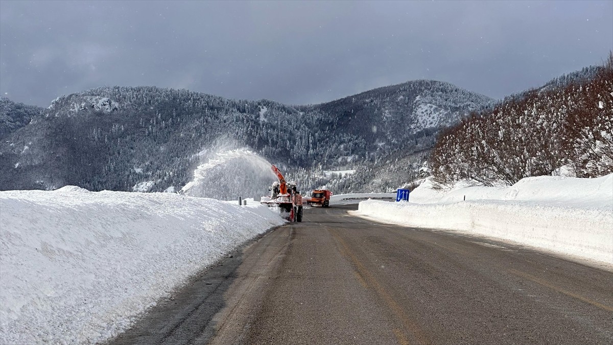 Samsun'da 11, Kastamonu'da 353 olmak üzere toplam 364 yerleşim birimi kar yağışı ve buzlanma...
