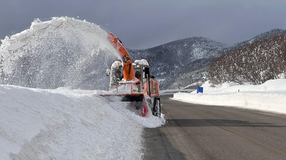 Samsun'da 11, Kastamonu'da 353 olmak üzere toplam 364 yerleşim birimi kar yağışı ve buzlanma...