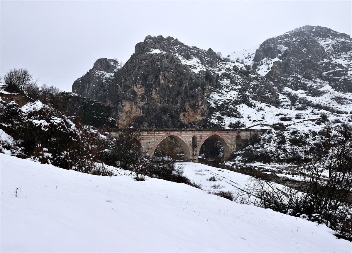 Samsun'un Havza ve Vezirköprü ilçelerini birbirine bağlayan tarihi Kurt Köprü'nün karla buluşması...