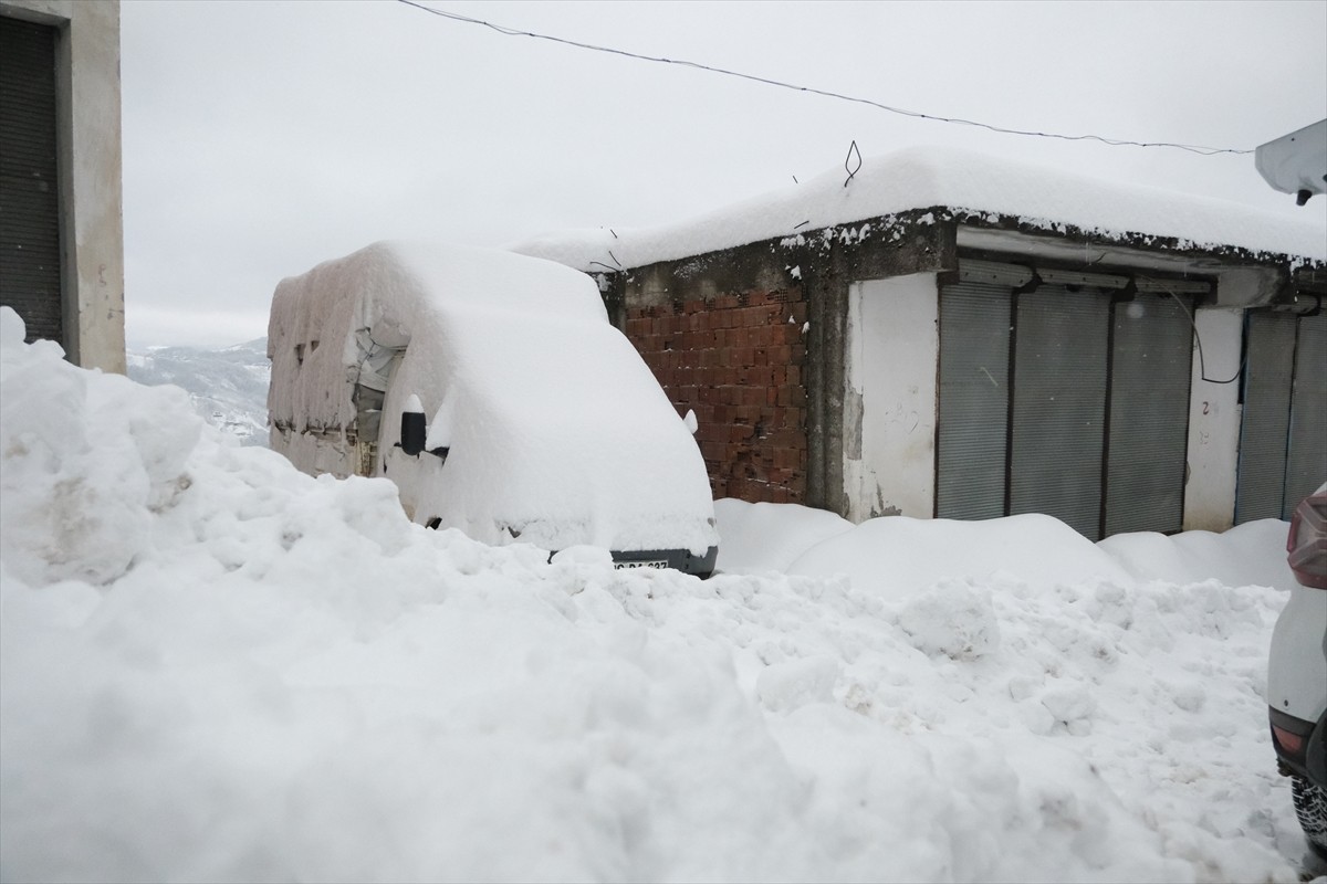 Samsun'un Terme ilçesinde etkili olan kar yağışı, günlük yaşamı ve ulaşımı olumsuz etkiliyor....