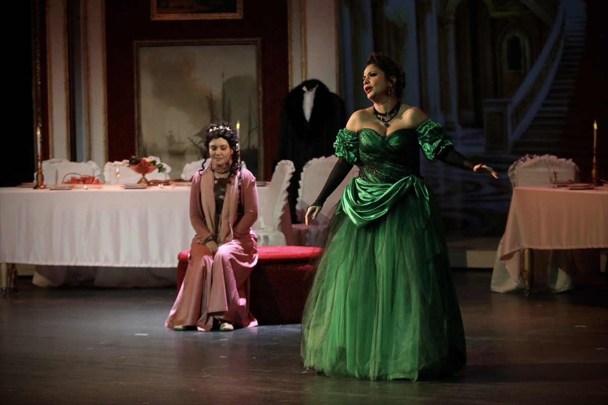 Samsun Devlet Opera ve Balesi (SAMDOB), "La Traviata" operasını sanatseverlerle buluşturdu. Eser...