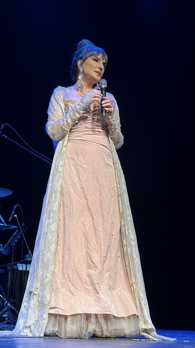 Sanatçı Ayşegül Aldinç, Fişekhane'de "Ayşegül Aldinç ile Yalnızlar Gecesi" konserinde sahne...