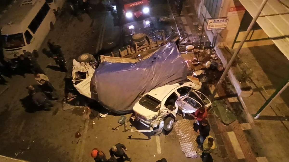 Şanlıurfa'nın Birecik ilçesinde bir kamyon, çarptığı otomobille birlikte üst geçitten düştü. Kaza...