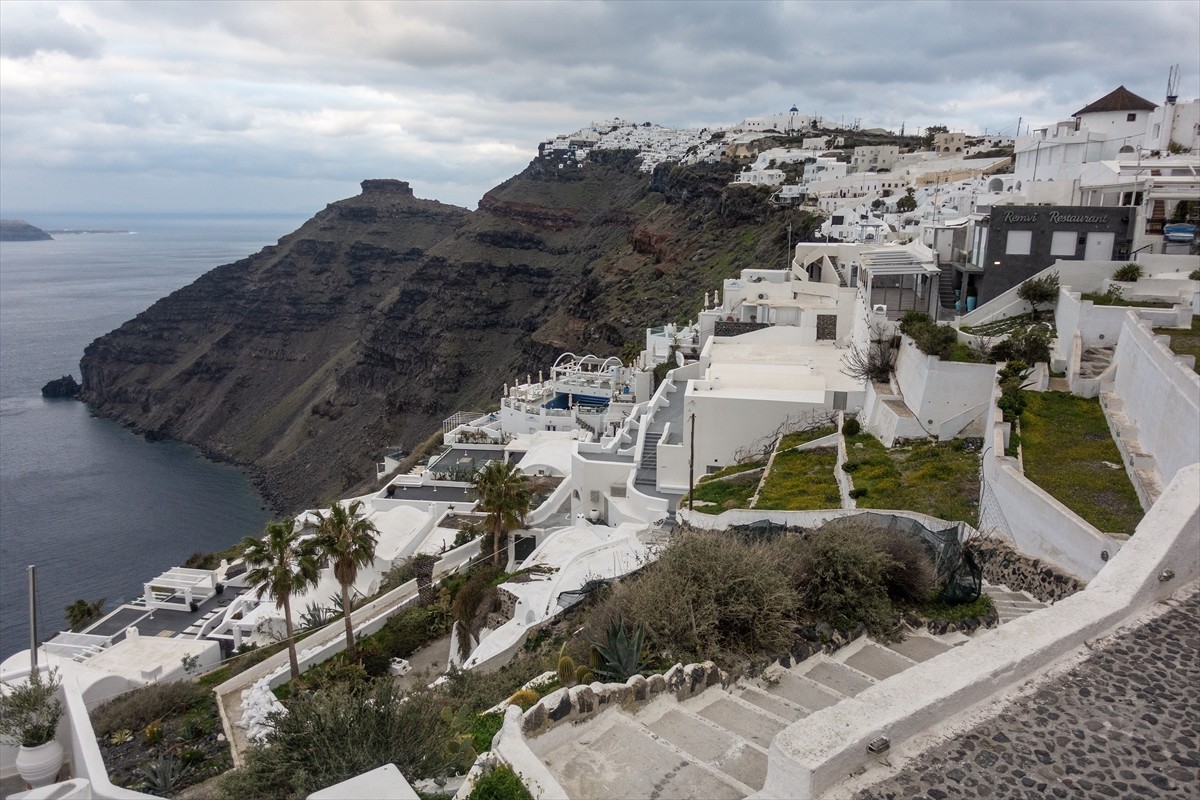 Santorini'de son haftalarda artan sismik hareketlilik, Ada'da yaşayan halk ve ziyaretçiler...
