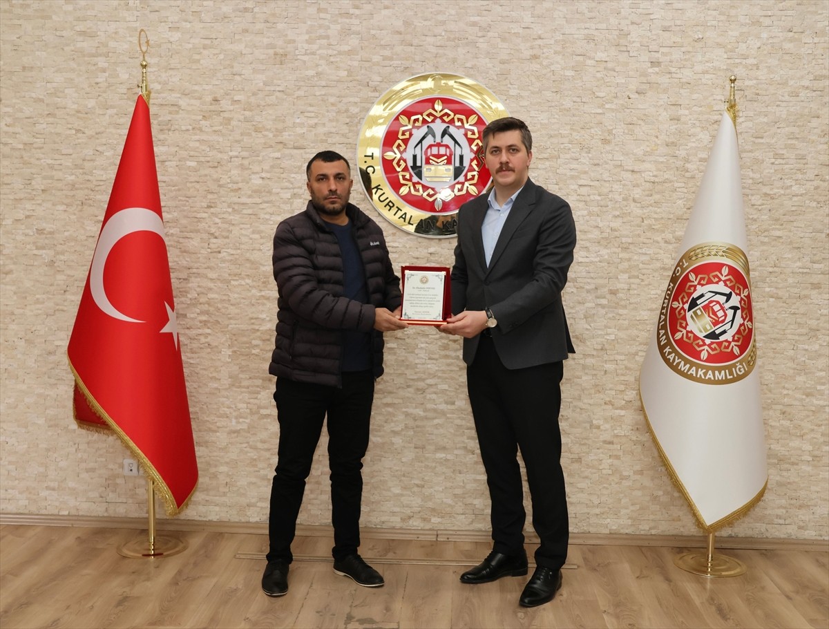 Siirt'in Kurtalan ilçesinde 10 katlı binada çıkan yangında, yüksek katlarda mahsur kalanları...