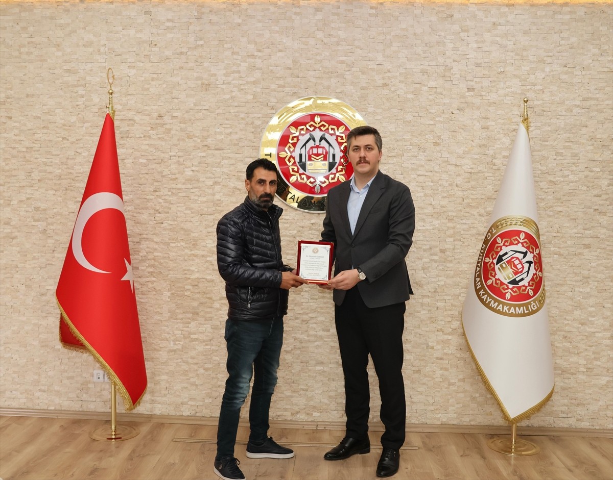 Siirt'in Kurtalan ilçesinde 10 katlı binada çıkan yangında, yüksek katlarda mahsur kalanları...